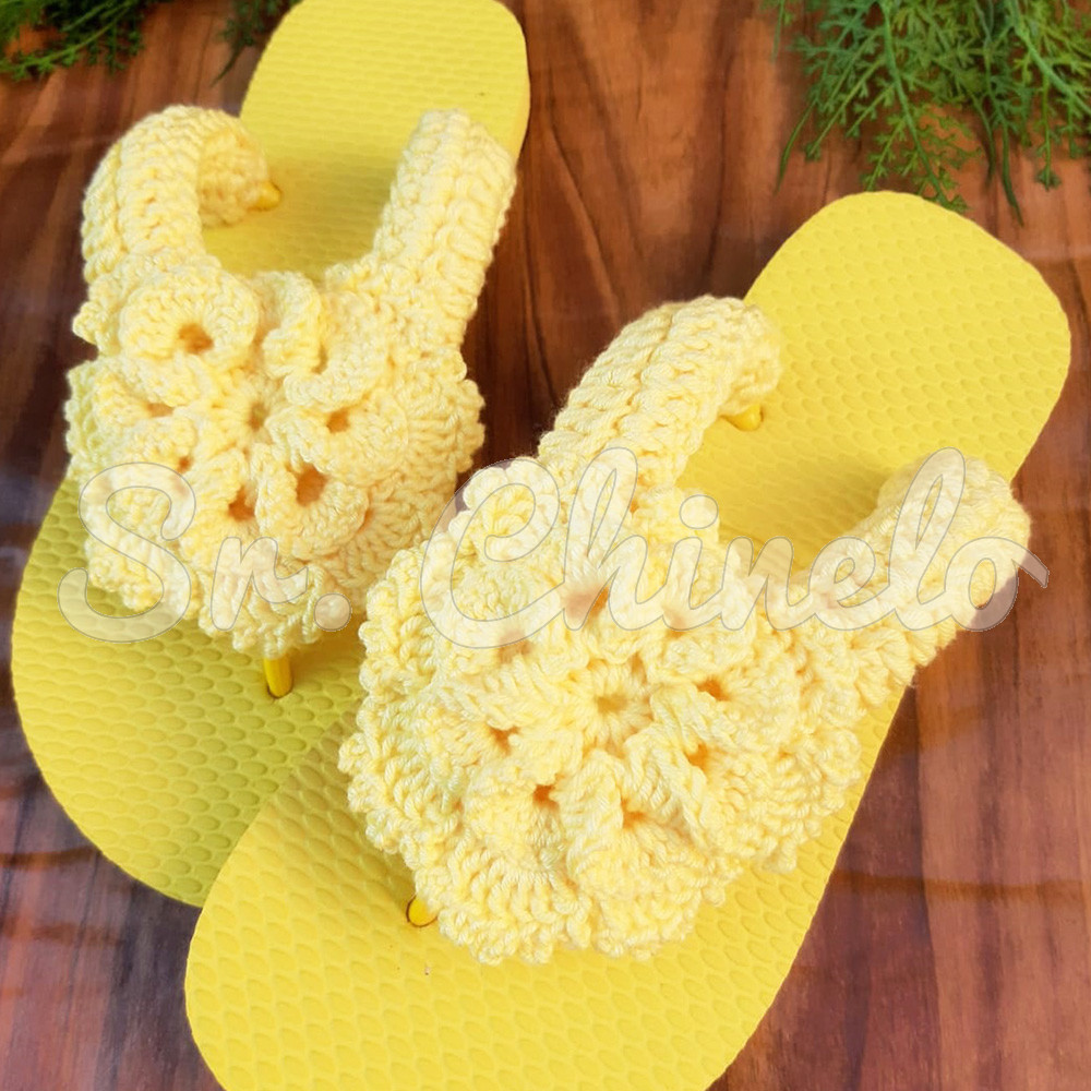 Chinelo com Flor em Crochê - Tatiana Saturnino