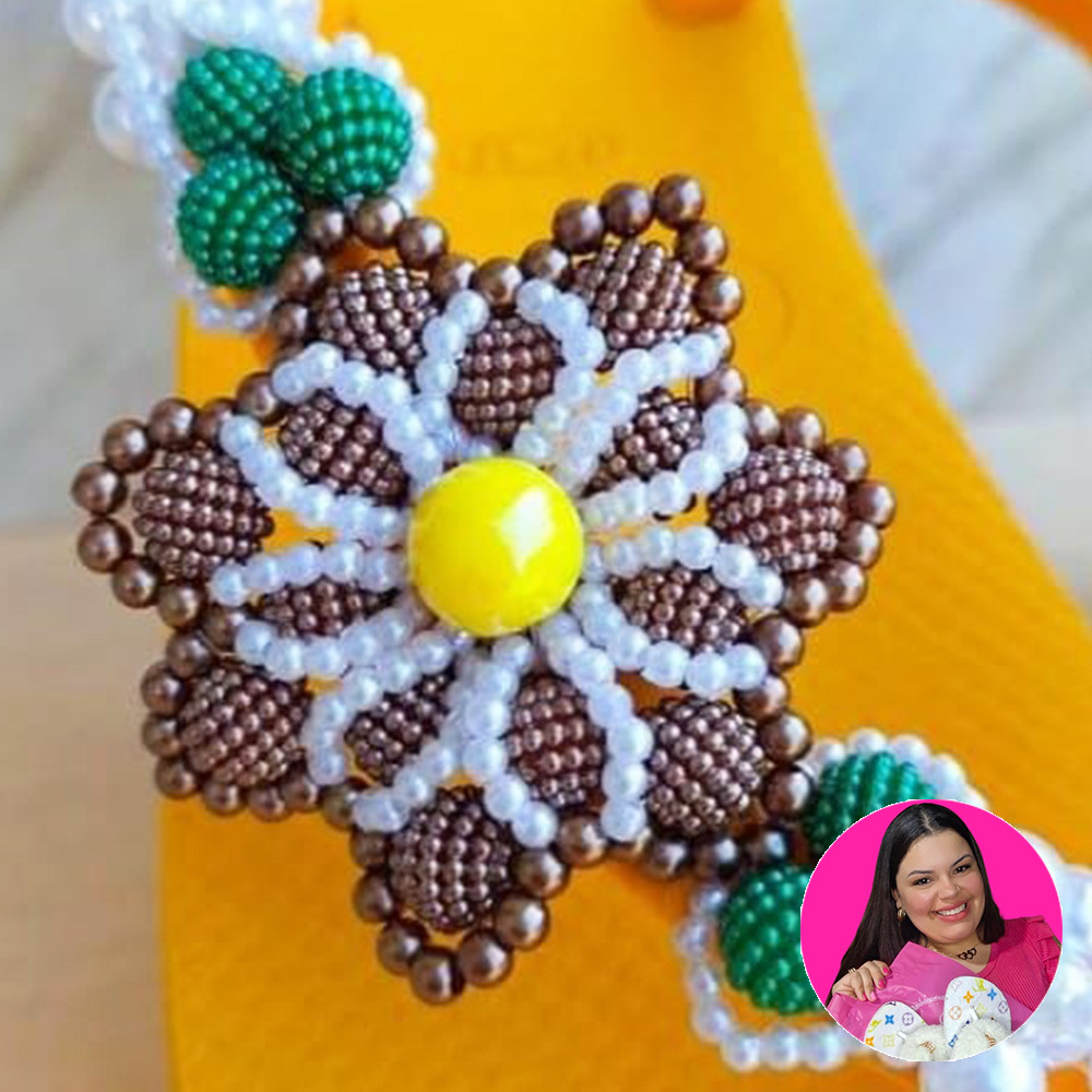 Chinelo com Trama de Flores - Mileni Fernandes