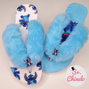 Chinelo com Lonita Pelúcia, Tiras Encapadas com Enchimento e Piercing de Rebite Stitch